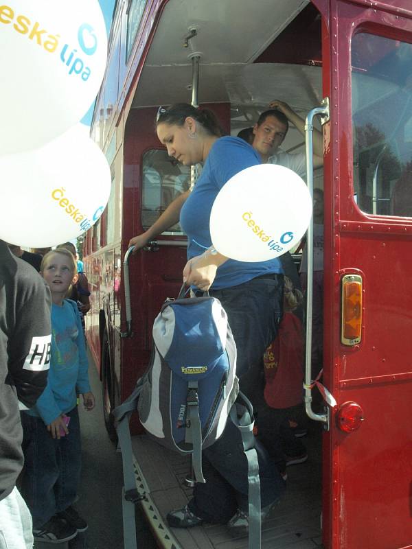  Jízdou v historických autobusech si lidé v České Lípě v sobotu mimo jiné připomněli, jak se jezdilo cestujícím v minulém století.