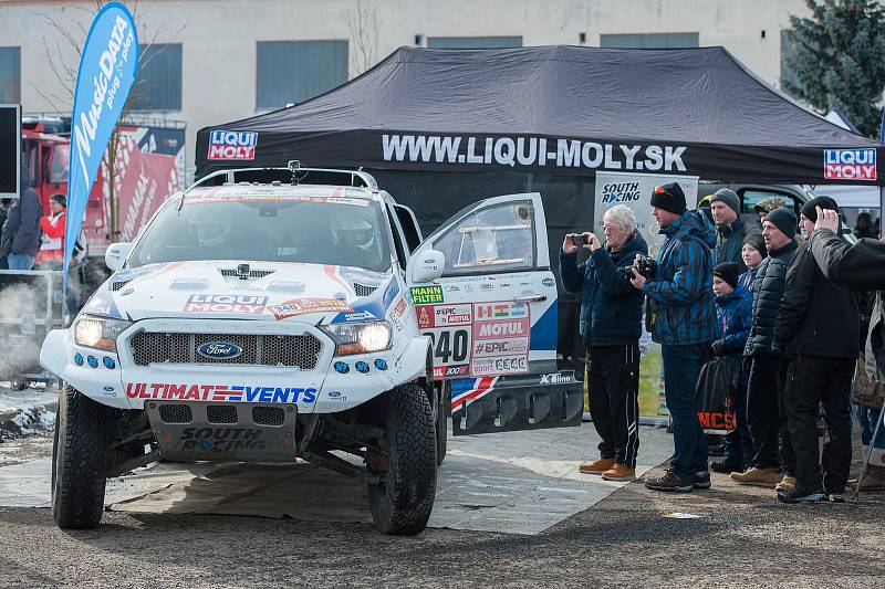 MOGUL Dakar Setkání přilákalo na Autodrom v Sosnové špičkové dakarské týmy, množství diváků a také velkou zimu.