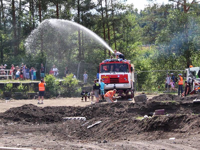 Milovníci adrenalinu si přišli o víkendu na své na Autodromu Sosnová, který hostil tradiční demoliční závod autovraků Destruction derby.