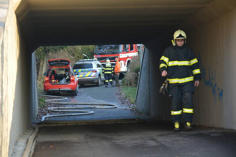 Hasiči likvidují požár a jeho následky v Novém Boru