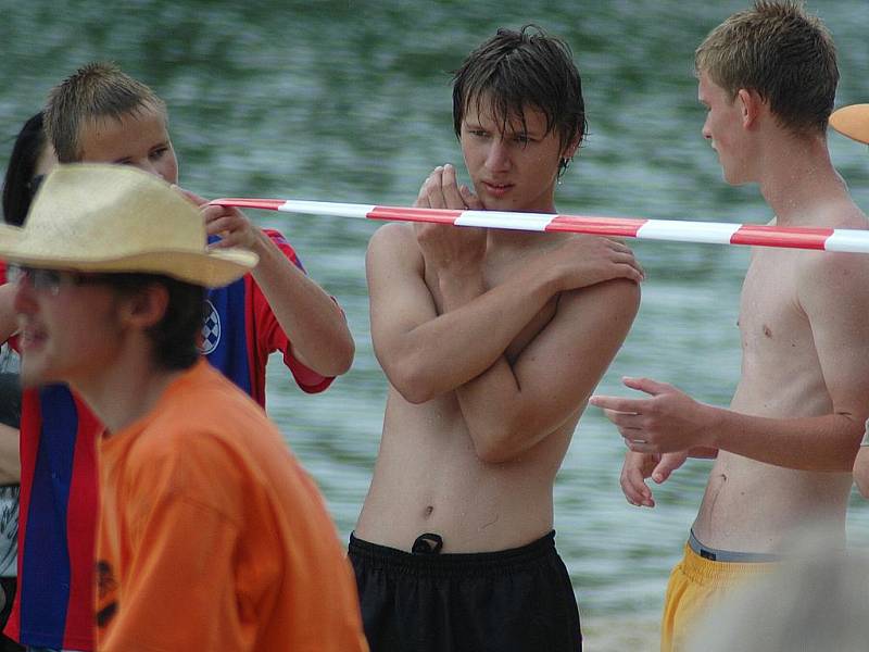 Ve znamení sportovního klání se neslo sobotní zahájení sezony na koupališti v Zákupech. Pětičlenná družstva všech věkových kategorií soutěžila ve víceboji.