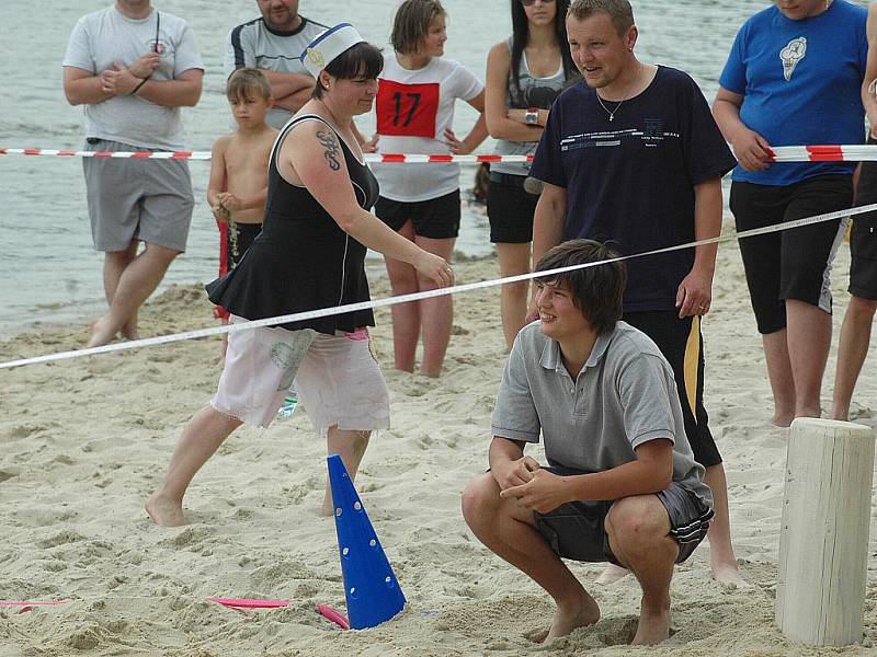 Ve znamení sportovního klání se neslo sobotní zahájení sezony na koupališti v Zákupech. Pětičlenná družstva všech věkových kategorií soutěžila ve víceboji.