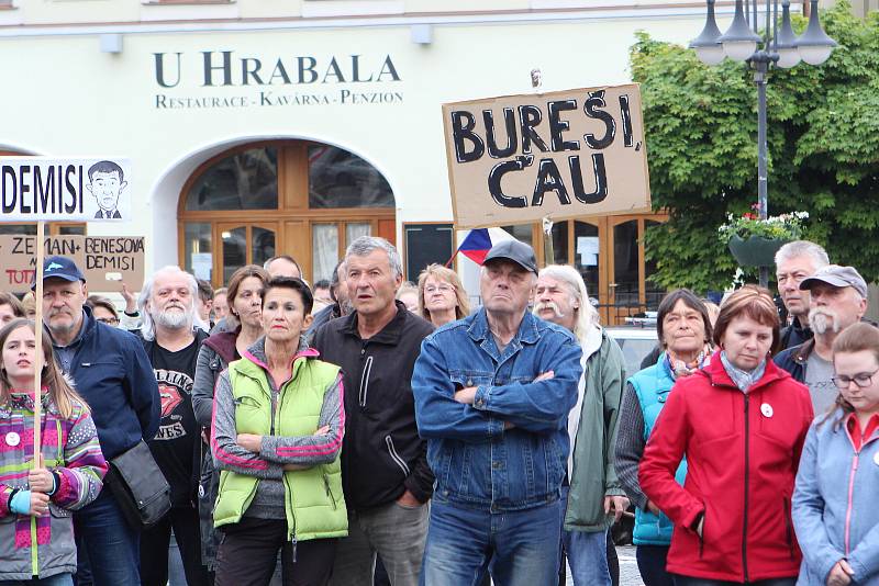 V úterý 28. května proběhlo na náměstí T. G. Masaryka v České Lípě shromáždění pod hlavičkou spolku Milionu chvilek pro demokracii s heslem: MÁME TOHO DOST, CHCEME DEMISI.