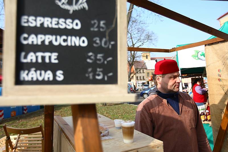 První farmářské trhy proběhly na českolipském Škroupově náměstí ve čtvrtek. Připravené pro ně byly mimo jiné zabijačkové hody.