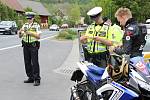Na oblíbených trasách motorkářů v Libereckém kraji si na jezdce v jedné stopě v neděli posvítili policisté. Rozsáhlé kontroly probíhaly také v Dubé-Deštné na Českolipsku.