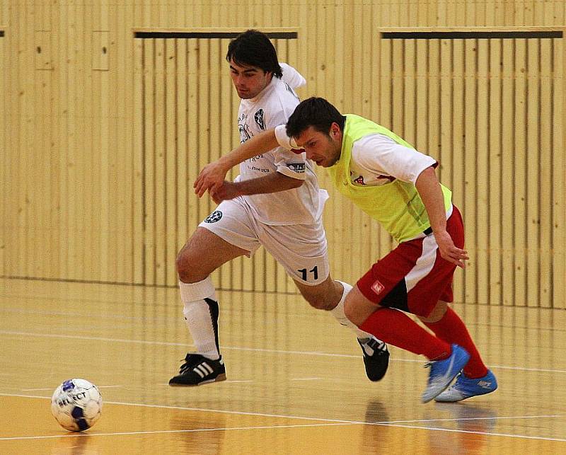 Záloha futsalového klubu FC Démoni Č. Lípa (bílé dresy) rozcupovala liberecké Prašivky na prach. 