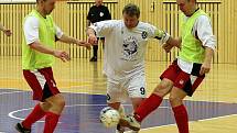 Záloha futsalového klubu FC Démoni Č. Lípa (bílé dresy) rozcupovala liberecké Prašivky na prach. 