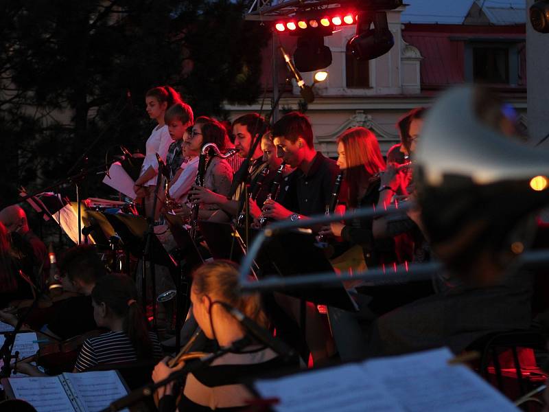 Na oslavu devadesáti let od založení českolipské "lidušky" uspořádala škola velkolepý koncert na střeše své budovy. Netajila přitom inspiraci podobným vystoupením, které v roce 1969 předvedli v Liverpoolu The Beatles.