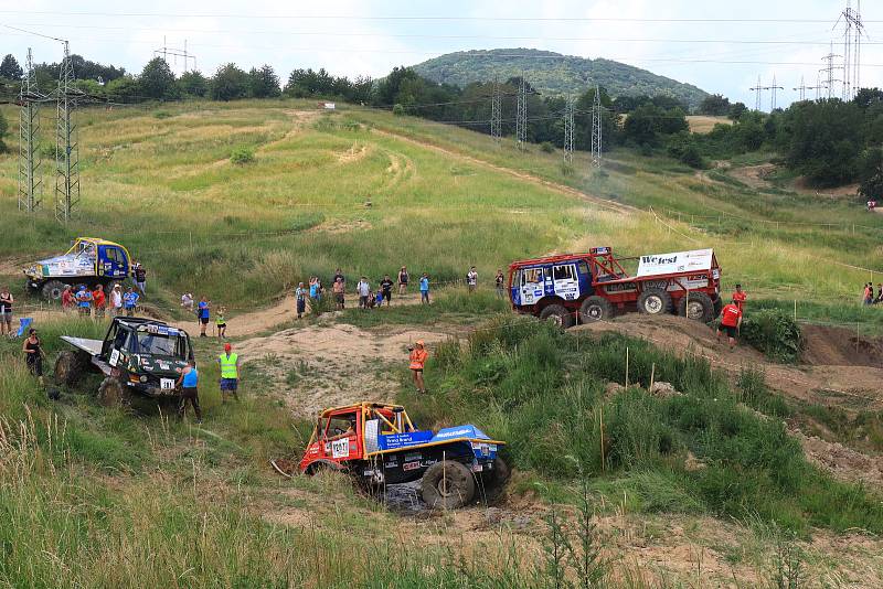 Soutěžní sezóna otevřeného Mistrovství ČR v Truck trialu pokračovala o víkendu v motokrosovém areálu Luhov u Stráže pod Ralskem.