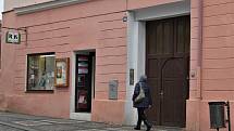 Dům v České Lípě, kde Ivan Roubal bydlel, když tady pracoval u Drah. Byt měl nad hnědými vraty.