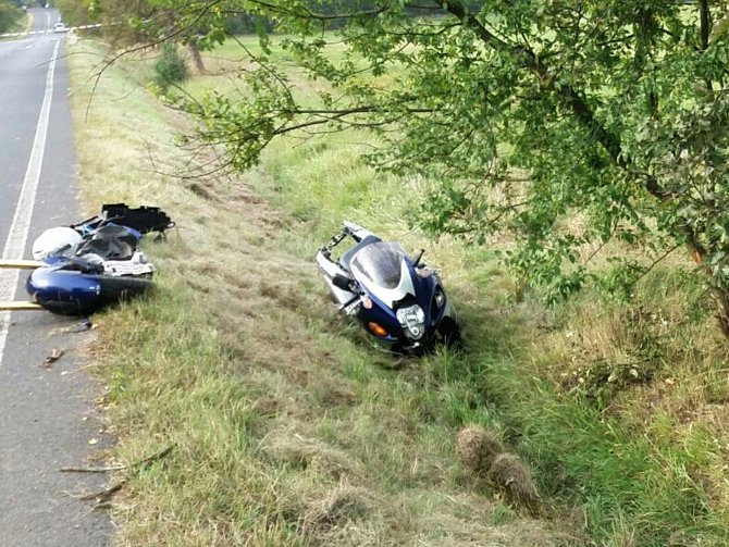 Náraz do stromu nepřežil ve čtvrtek pětašedesátiletý motocyklista.