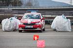 Snížit rizika nehod absolventů autoškol i mladých řidičů je cílem pilotního projektu „Start driving“.