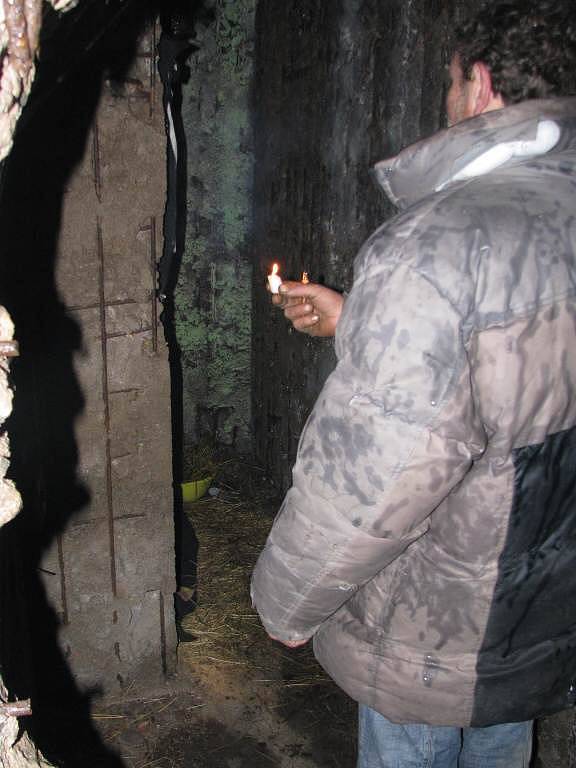 Bezdomovec Míra se před nástupem do vězení skrývá ve vojenském bunkru v lese nedaleko Dubé na Českolipsku. 