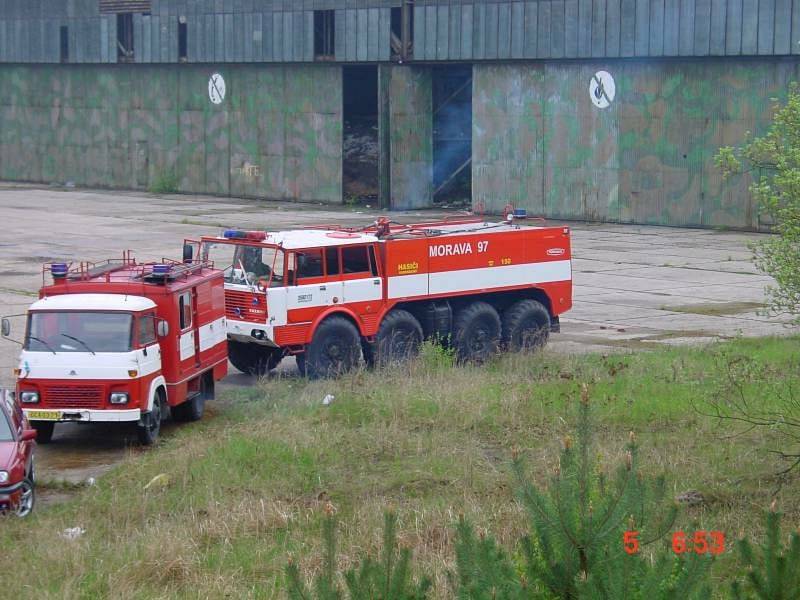 Fotografie z archivu Jiřího Suchardy, předsedy spolku Hasiči České republiky, z května 2001, kdy mezi Doksy A Ralskem vytvořili dobrovolní hasiči z celé ČR světový rekord v délce natažených hadic a dopravě vody.