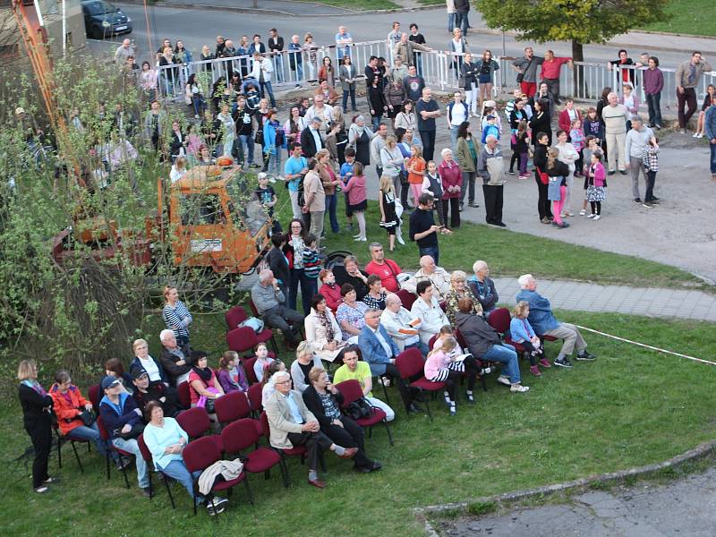 Na oslavu devadesáti let od založení českolipské "lidušky" uspořádala škola velkolepý koncert na střeše své budovy. Netajila přitom inspiraci podobným vystoupením, které v roce 1969 předvedli v Liverpoolu The Beatles.