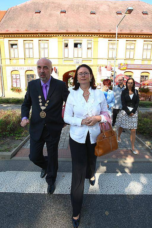 Předsedkyně Poslanecké sněmovny PČR Miroslava Němcová ve čtvrtek 1. září zahájila  nový školní rok  2011/2012 a slavnostně přivítala nové školáky v základní škole v Kravařích.