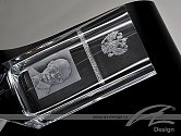 Podobu vázy, která vznikala spojením hned několika speciálních sklářských technik, navrhl designér a brusič Aleš Zvěřina z významného sklářského studia AZ Design. Putinův portrét byl do vázy vyryt starou technikou. 
