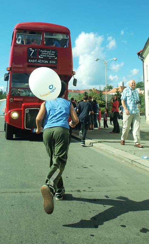  Jízdou v historických autobusech si lidé v České Lípě v sobotu mimo jiné připomněli, jak se jezdilo cestujícím v minulém století.