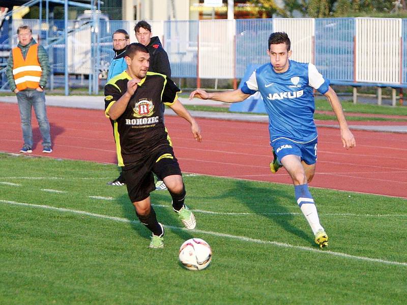 Arsenal Česká Lípa - Košťálov 3:1. Kýček (Česká Lípa - v modrém) v souboji s Grafkem.