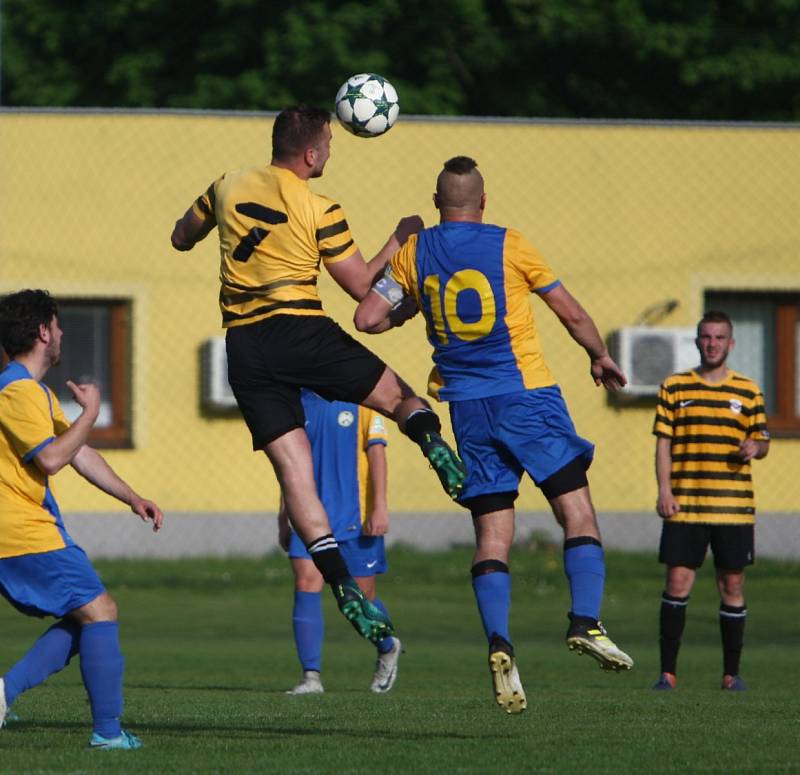 Lokomotiva Česká Lípa - Holany 1:4 (0:2). Českolipská Lokomotiva (žlutomodré dresy) podlehla doma Dynamu Holany 1:4. Třio góly vítězů vstřelil Daniel Kýček.