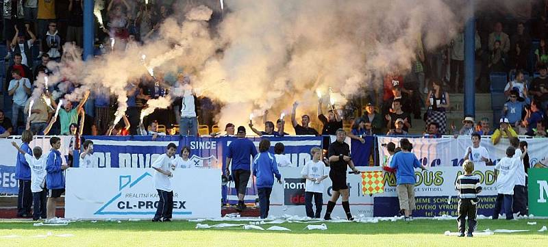 Českolipští fotbalisté i jejích fanoušci slaví postup do třetí ligy.