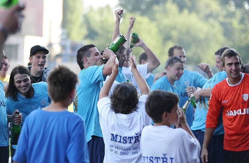 Českolipští fotbalisté i jejích fanoušci slaví postup do třetí ligy.