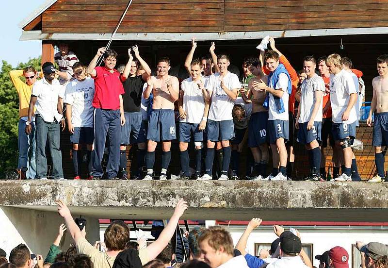 Českolipští fotbalisté i jejích fanoušci slaví postup do třetí ligy.