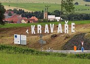 Originální formu reklamy obce zvolili v Kravařích. Na svahu u nového kruhového objezdu se tyčí velký nápis KRAVAŘE.