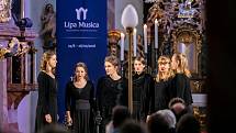 Vokální hudba zněla nedělním podvečerem na festivalu Lípa Musica v kostele svatých Petra a Pavla v Horním Prysku. Jeho protagonistou byl křehký i silný ženský sextet SJAELLA z Lipska.