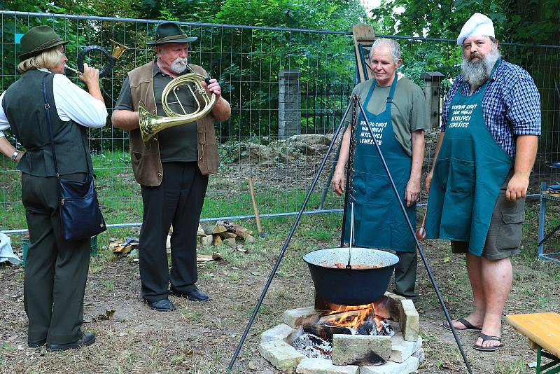 Zámecký areál v Zahrádkách hostil v sobotu 9. ročník Vaření kotlíkových zvěřinových gulášů. Do boje letos zasáhlo 12 týmů.