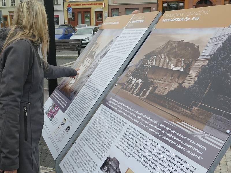 Výstava Zrcadla do historie bude v českolipských ulicích do konce října.