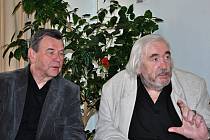 Václav Postránecký s malířem Jiřím Hypšem (vpravo), jehož obrazy vynesly 47 920 Kč pro pejsky a kočičky.