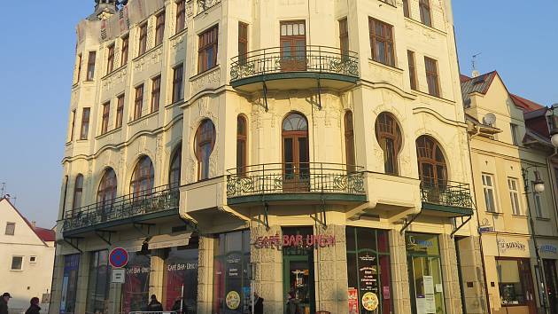 Kavárna Union je secesní stavba z let 1906 - 1907. Za její projekt získala českolipská firma John a Jisba zlatou medaili na prvním libereckém veletrhu.