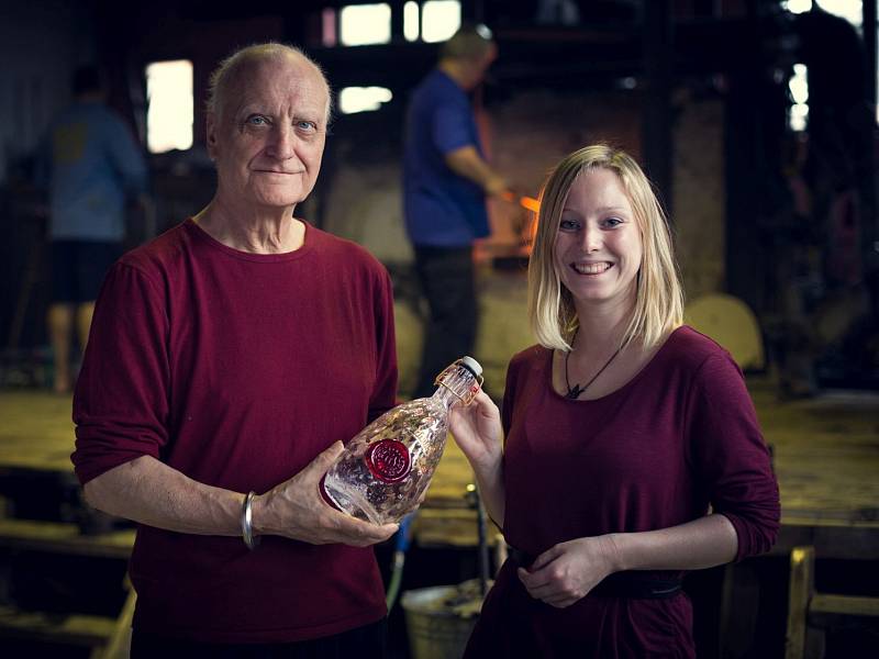 Bořek Šípek a mladá designerka vyrobili aukční láhve pro Paraple. 