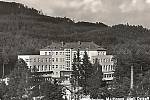 Historický pohled na původní nervové sanatorium v Martinově údolí. Dnes se zde léčí dospělí s dýchacími obtížemi.