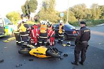 Devětatřicetiletý motorkář z Okrouhlé u Nového Boru se velmi těžce zranil při dopravní nehodě v křižovatce u Žizníkova mezi Českou Lípou a Zákupy ve středu večer.
