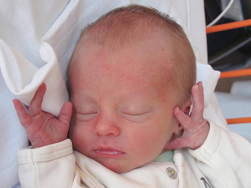 Mamince Heleně Machalíkové z Nového Boru se 23. ledna ve 23:43 hodin narodil syn Adam John. Měřil 46 cm a vážil 2,3 kg.