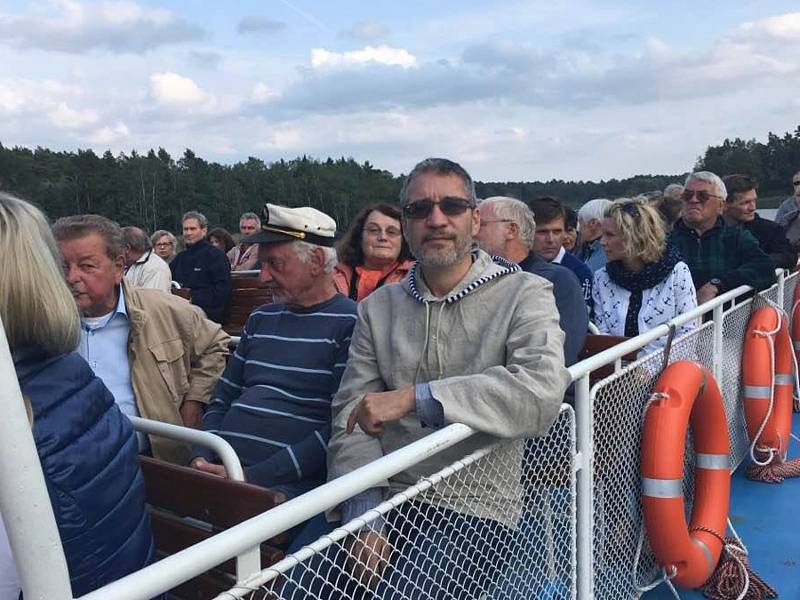 V areálu dokského Yacht Klubu (YCD) se během dne hlavně vzpomínalo. Hosté mohli v klubovně nahlédnout do kronik nebo zhlédnout projekci fotografií z historie klubu.