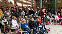 21 tříd prvňáčků na devíti základních školách v České Lípě dnes postupně přivítali v první školní den všichni čtyři členové vedení města.