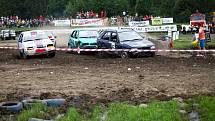 Destruction derby na autodromu. Den první.