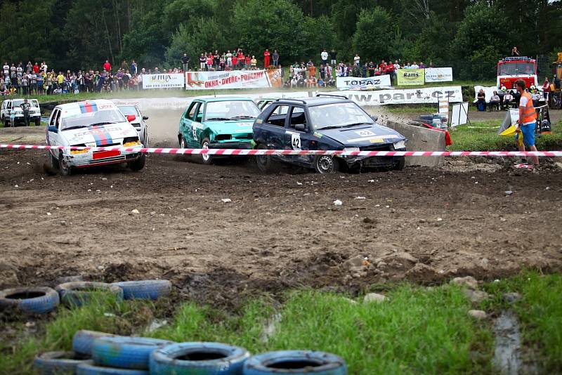 Destruction derby na autodromu. Den první.