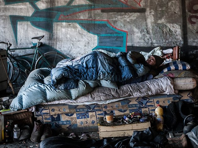 Drzí a hluční. Lidí bez domova v Ústeckém kraji přibývá, města hledají řešení