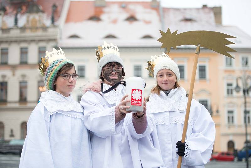 My tři králové jdeme k vám, štěstí, zdraví vinšujem vám.Štěstí, zdraví, dlouhá léta, my jsme k vám přišli z daleka.