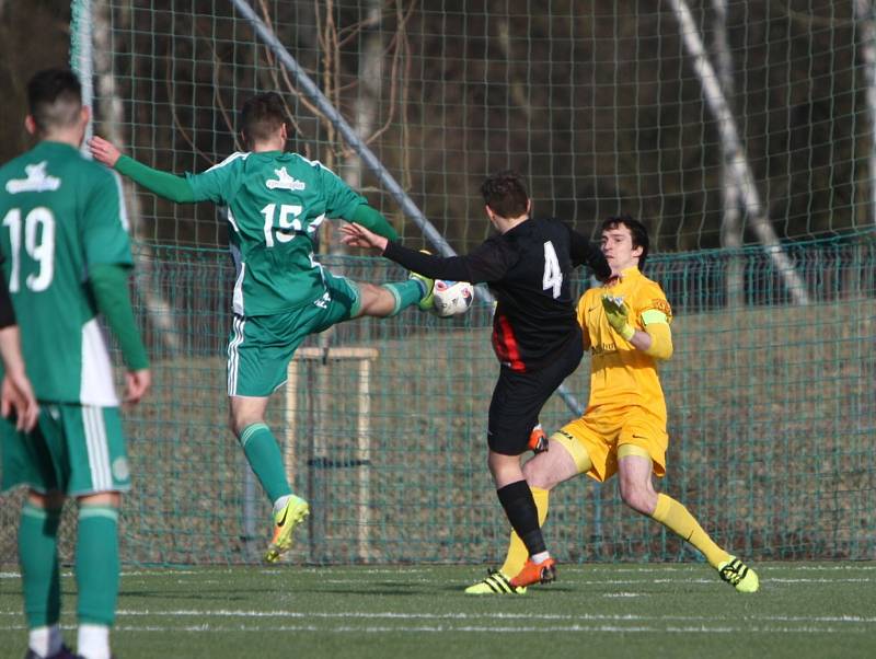 Sokol Hostouň, další soupeř nováčka divizní skupiny B, kterým je Arsenal Česká Lípa (tmavé dresy), zvítězil v domácím prostředí těsně 1:0. Autor: Deník/ Jaroslav Marek