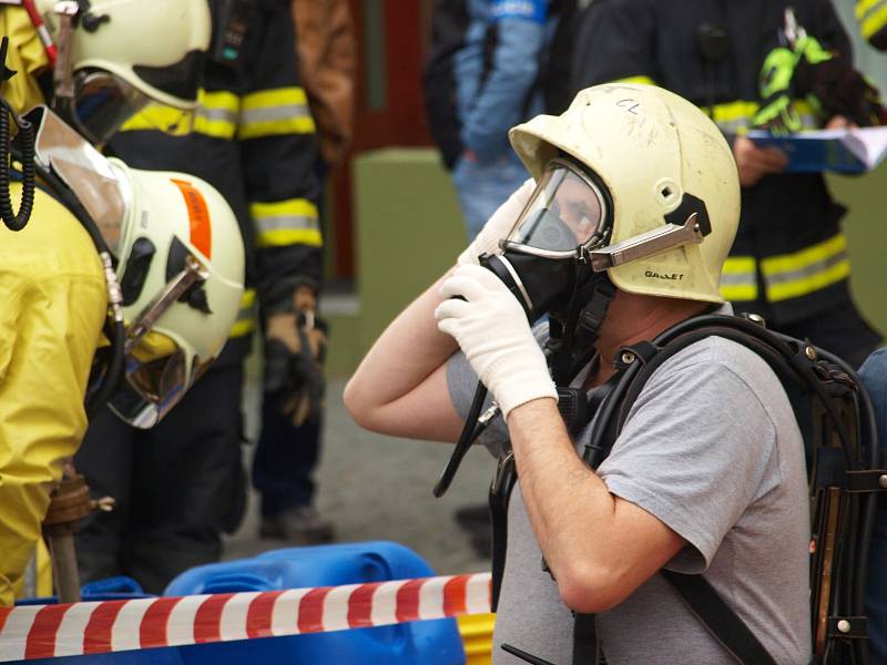 Hasiči a policie krátce po 11. hodině hlavní poštu uzavřeli, částečně evakuovali a povolali na místo speciální chemický tým.