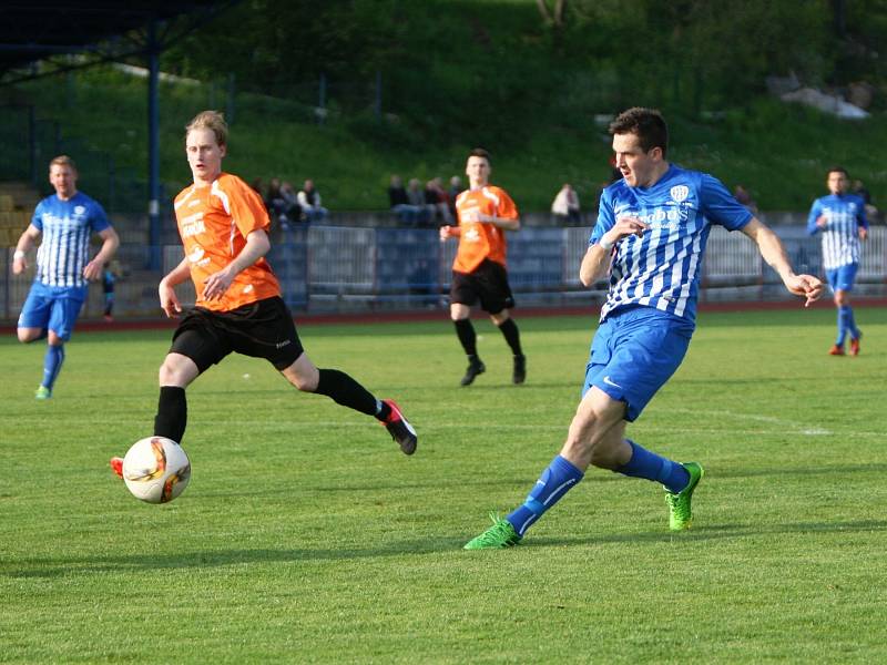 Česká Lípa - Doksy 3:2 (1:1). Dokský Šesták (v oranžovém) sleduje vyrovnávací branku Kýčka na 2:2.