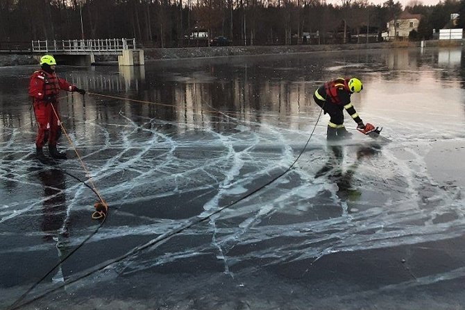 Auto se propadlo do Hradčanského rybníka v Ralsku. Hasiči museli rozřezat led motorovou pilou.
