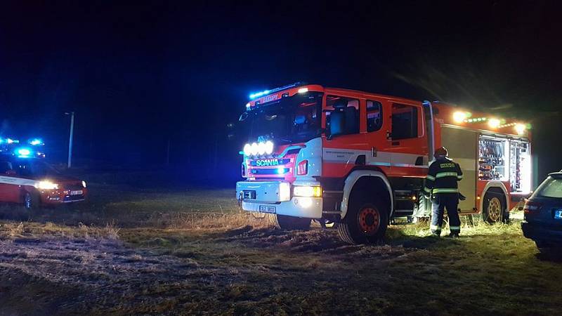 Sedm jednotek hasičů zasahovalo u požáru bývalé zemědělské usedlosti v části obce Mimoň.