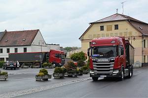 Jednosměrnou Malou ulicí vyjíždí kamiony od Mnichova Hradiště a Doks na náměstí v Mimoni.