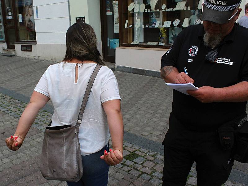 Rumunka s pohádkovým jménem Arabela se moc fotit nechtěla.Komunikovala jen zdviženými prostředníky, ale slyšela moc dobře.Chvíli se pokoušela sápat redaktorovi Deníku po objektivu.Odvezla si jí sice policie, ale za chvíli už zase běhala svobodně po ulicíc